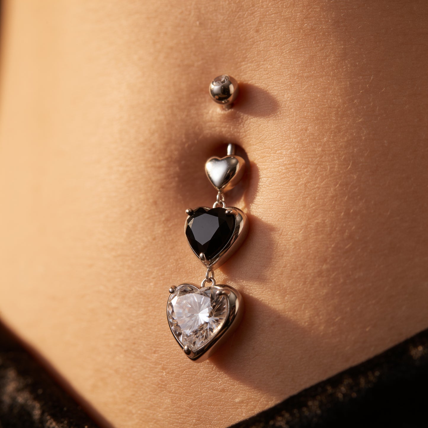 TRAILING LOVE HEART CHARM BELLY BAR WITH BLACK & SILVER CRYSTAL - 10MM - 14 GAUGE