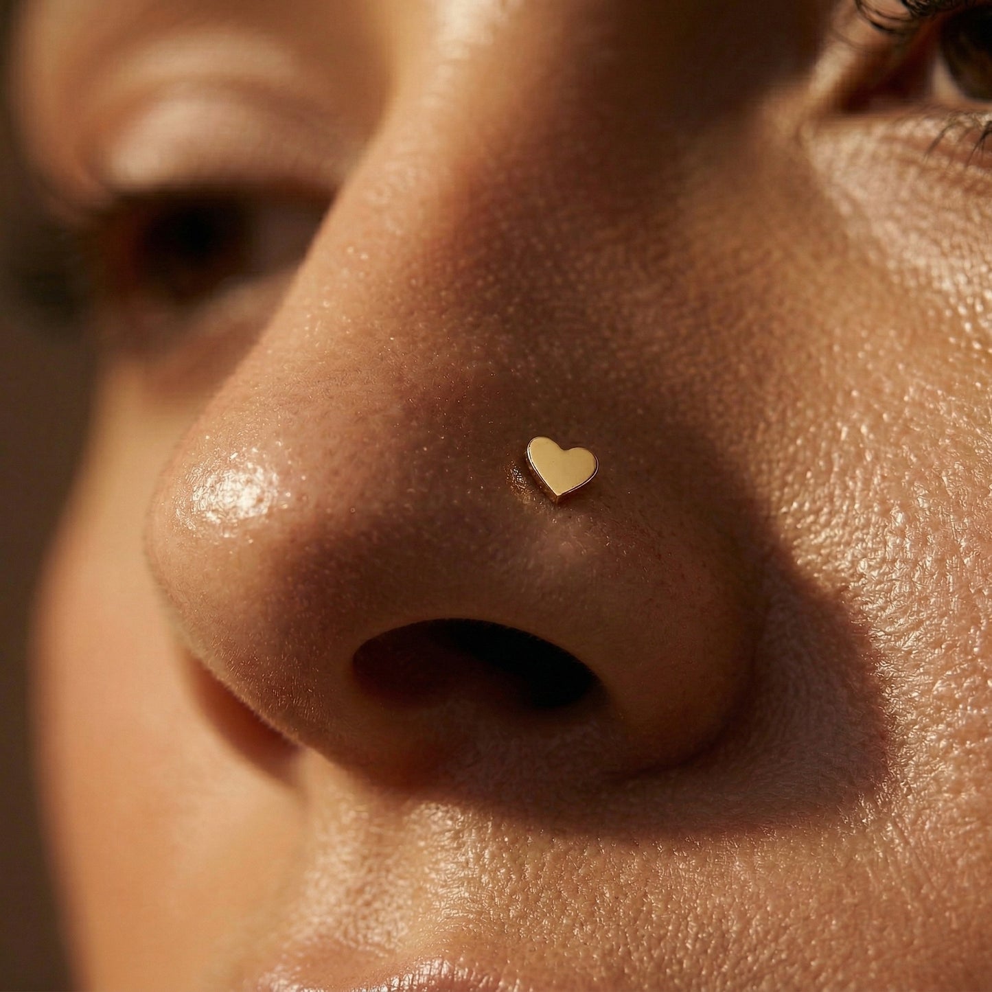 TITANIUM MINI FLAT HEART L BEND NOSE STUD