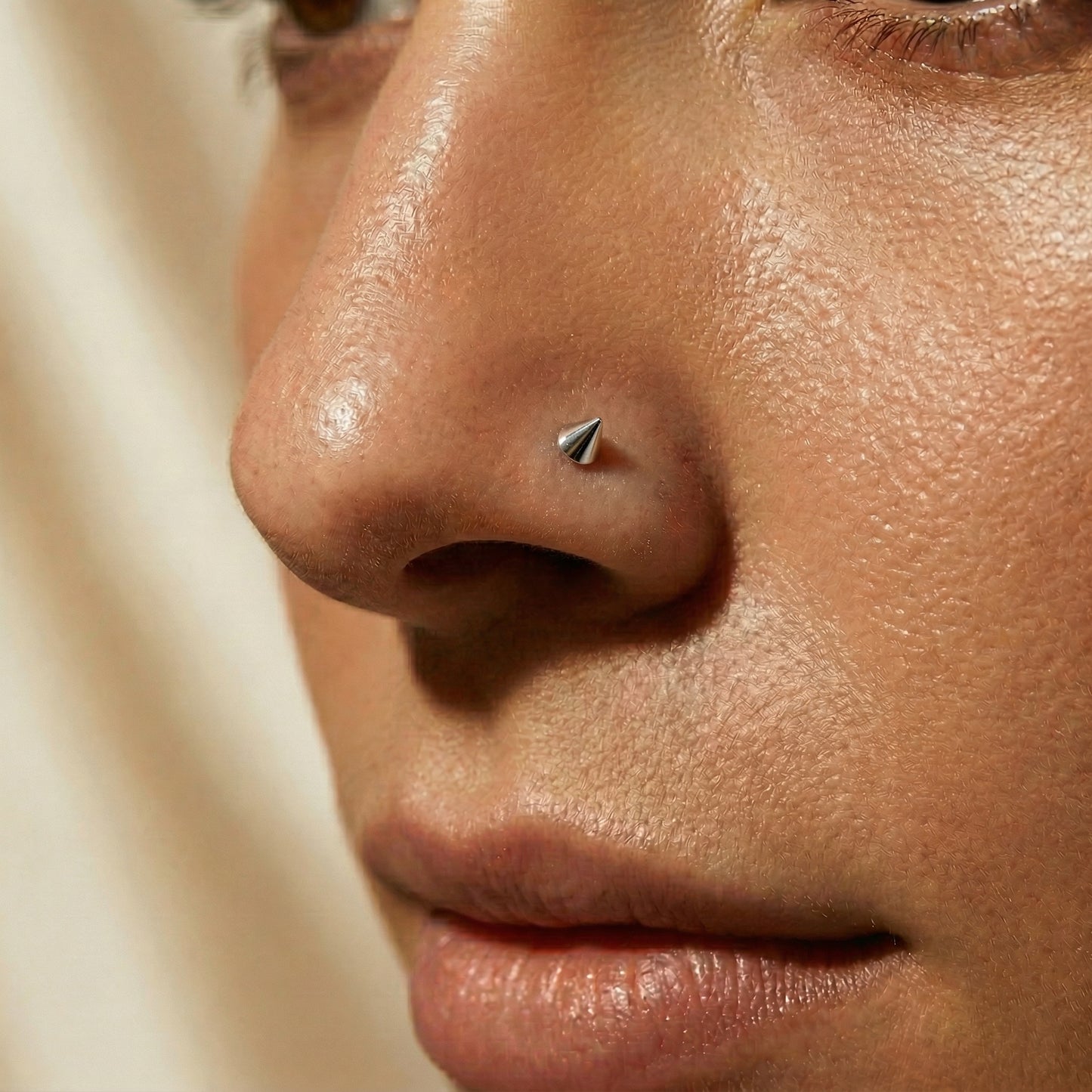 TITANIUM SPIKE TOP SCREW NOSE STUD