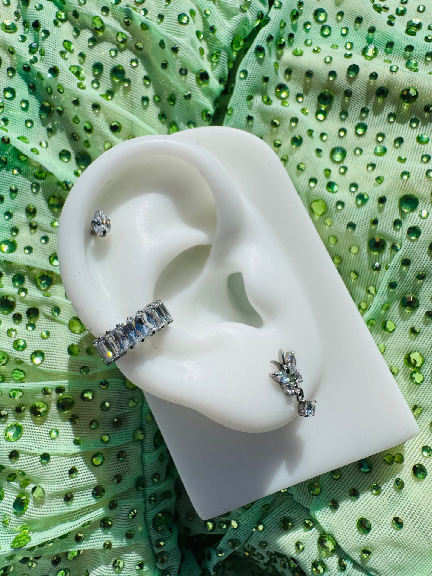 TITANIUM SILVER STATEMENT ULTRA CRYSTAL 10MM CONCH HOOP - 16 GAUGE
