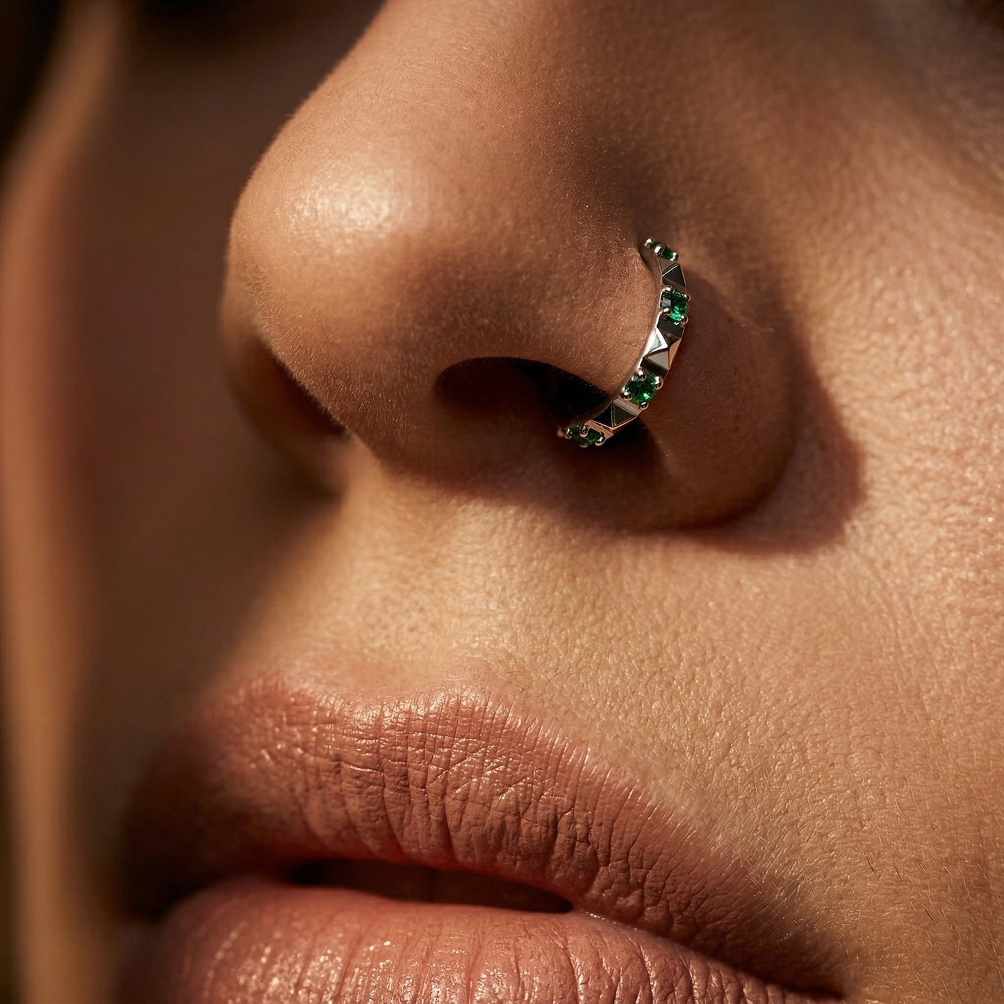 TITANIUM EMERALD GREEN CRYSTAL & STUDDED RING / HINGE CLOSE HOOP - 20 GAUGE - 8MM NOSE & EAR